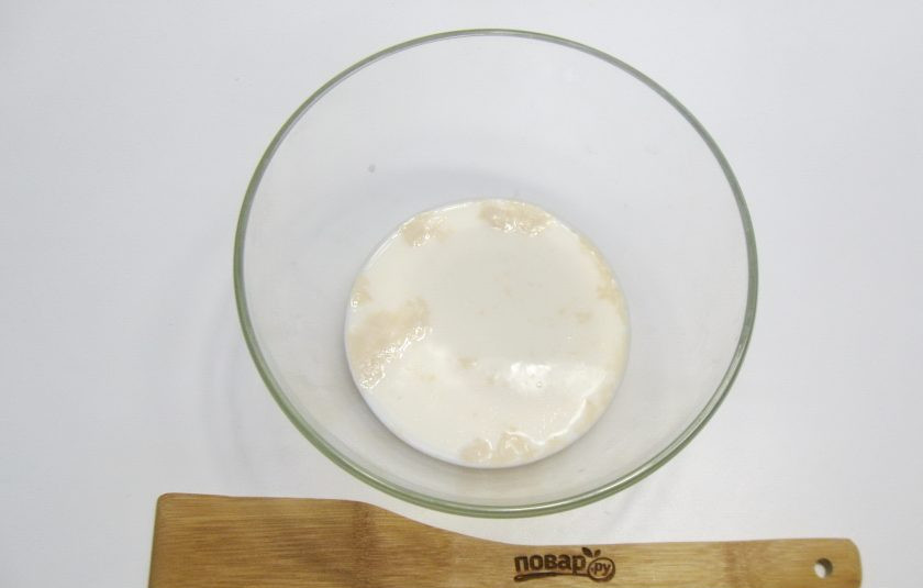 1. Этап. Пирожки с конфетами: Приготовьте тесто для пирожков. В миску налейте теплое молоко, добавьте дрожжи и столовую ложку сахара. Перемешайте и дайте постоять 10 минут, пока дрожжи не активируются.