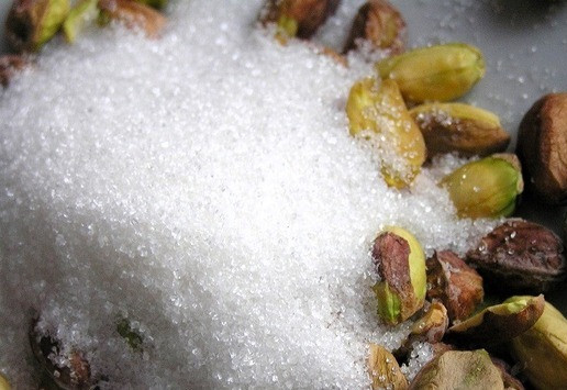 1. Этап. Фисташковое пирожное с брусничным семифреддо: Фисташки поместите на 1-2 часа в морозильную камеру, затем смешайте с 35 г сахара.