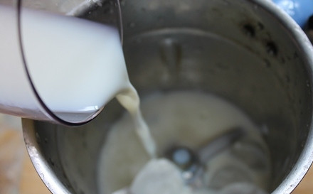 1. Этап. Милкшейк с Нутеллой: 3. Влейте холодное молоко.