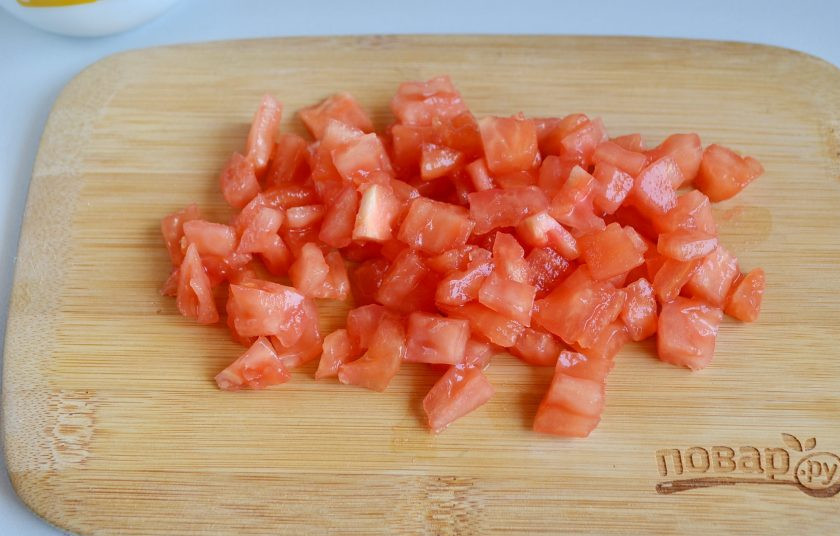 1. Этап. Булочки с брынзой и зеленым горошком: 3. Помидор обдайте кипятком, снимите кожуру. Порежьте его кубиками, удаляя при этом семена. Я брала специально розовый помидор, в нем плотная мякоть и мало сока.