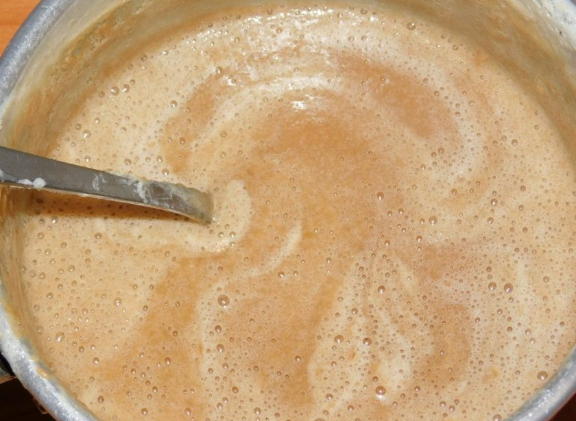1. Этап. Грушевая сгущенка: Когда масса станет коричневого цвета, можно снять с плиты. Далее пюрируйте массу блендером.