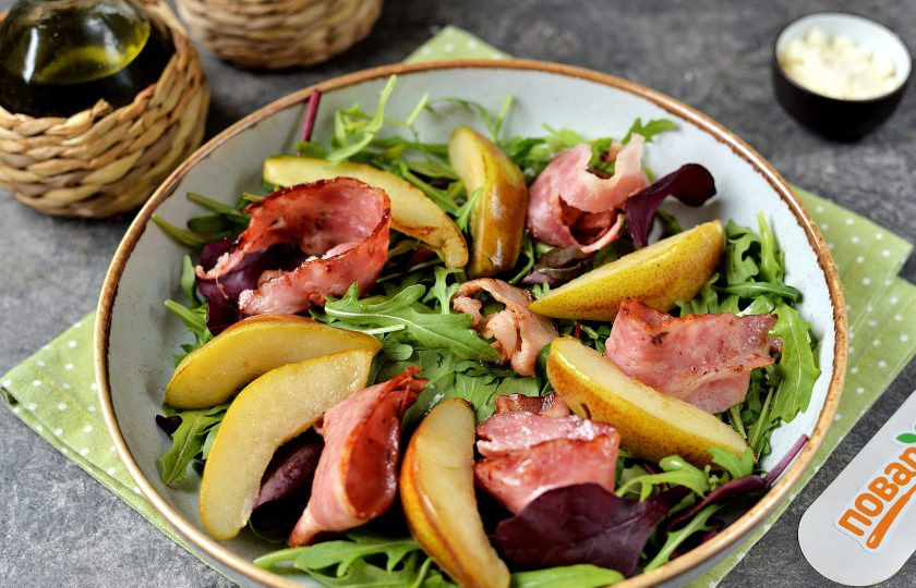 1. Этап. Салат с беконом, грушей и рукколой: Выложите дольки груши на салат.