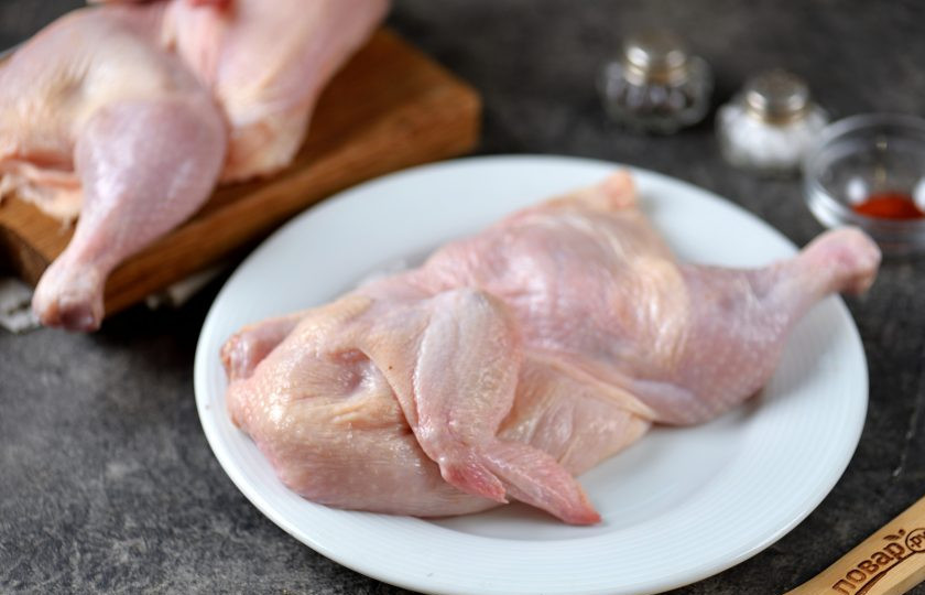 1. Этап. Корнишоны-гриль: Разрежьте цыпленка по спинке и грудной кости на две половины, удалите пинцетом остатки перьев, помойте и вытрите насухо.