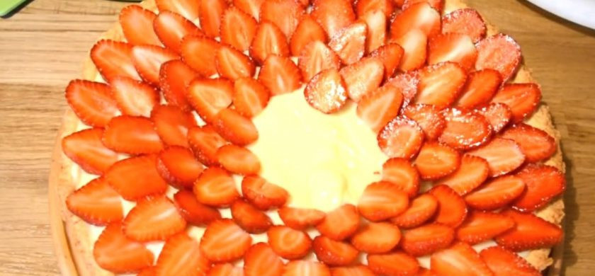 1. Этап. Клубничный тарт с заварным кремом: 6. Дайте тарталетке слегка остыть в форме, после чего выньте ее из формы и полностью остудите. Еле теплый крем распределите в тарталетке, сверху выложите промытую, просушенную и нарезанную клубнику.