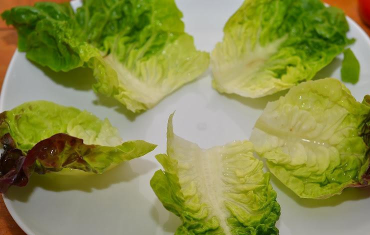 1. Этап. Салат-сендвич: Выбираем самые крупные и крепкие листья салата, раскладываем на тарелке.