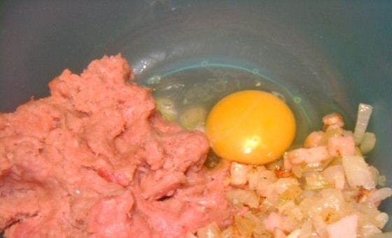 1. Этап. Мясо с цветной капустой в мультиварке: 2. Обжариваем лук и ветчину на растительном масле, после чего смешиваем с фаршем. Сюда же добавляем яйцо, соль и специи по вкусу.