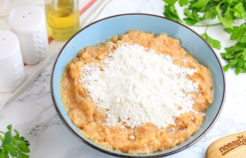 1. Этап. Котлеты из рыбы и курицы: Тщательно все перемешайте и всыпьте половину пшеничной муки. Снова перемешайте и дайте настояться 5-10 минут.