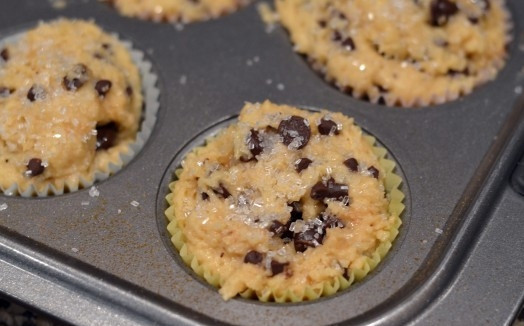 1. Этап. Кексы с шоколадом внутри: 3. Добавьте сверху еще немного теста и по желанию присыпьте сахаром. Отправьте кексы в разогретую до 180 градусов духовку.