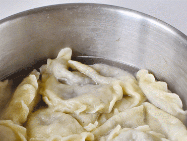 1. Этап. Вареники с ливером: 6. Отправляем вареники вариться в подсоленную воду и ждем, пока они всплывут. Как только они показались на поверхности, дайте им провариться еще около 10 минут и вытаскивайте.