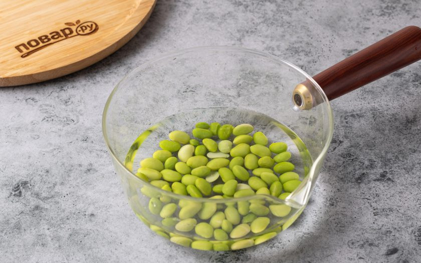 1. Этап. Салат с авокадо и соевым соусом: Бобы эдамаме отварите 5 минут в кипящей воде. Затем опустите в холодную и откиньте на сито.