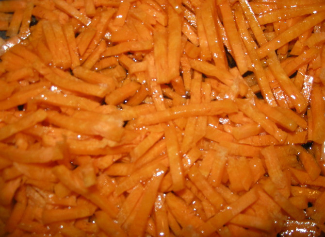 1. Этап. Лобио с грибами: Морковку режем соломкой и жарим отдельно.