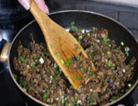 1. Этап. Кундюмы с грибами: 4. Приготовим начинку. Минут на 15-20 замочим сушеные грибы, затем отвариваем их в воде. В отдельную посуду сливаем отвар. Мелко нарезаем грибы, очищаем лук и все это обжариваем на сковороде в растительном масле. Даем начинке остыть.