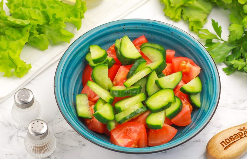 1. Этап. Салат с помидорами, огурцами и шпинатом: Срежьте хвостики с обеих сторон огурца, промойте его и нарежьте полукольцами. Добавьте к помидорам.
