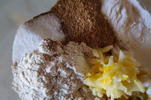 1. Этап. Вафли пышные Любимый завтрак: Насыпаем все сухие ингредиенты и специи.