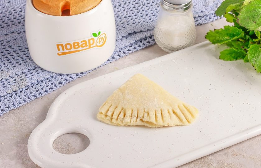 1. Этап. Печенье Сугробы: Накройте второй частью и затем сверху еще раз накройте, чтобы получилась четвертинка. Обмакните вилку в муку и прижмите края теста, как раз получится и рисунок.