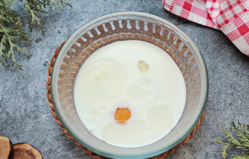 1. Этап. Шоколадные блины с творожной начинкой: Молоко немного подогрейте, добавьте соль, сахар, растительное масло, ванильный сахар и вбейте яйца. Все хорошо перемешайте до однородности.