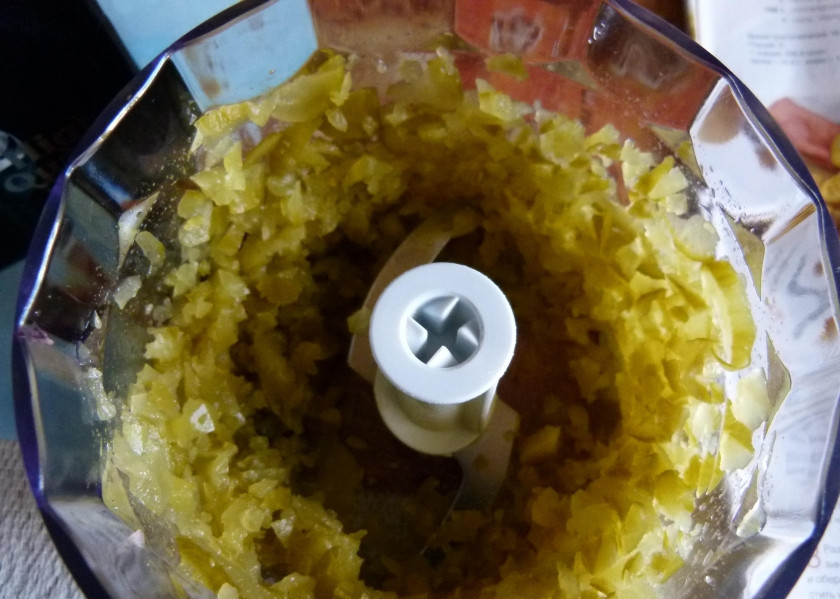 1. Этап. Ароматный запеченный фаршированный картофель: 9. Нарезаю их крупно и отправляю в блендер, нарезаю так же мелко, как и остальные овощи.