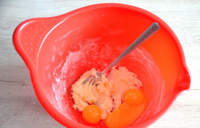 1. Этап. Кофейный торт-суфле: Отделите белки и желтки 3 яиц. Добавьте в масляную смесь 3 желтка и еще раз разотрите.