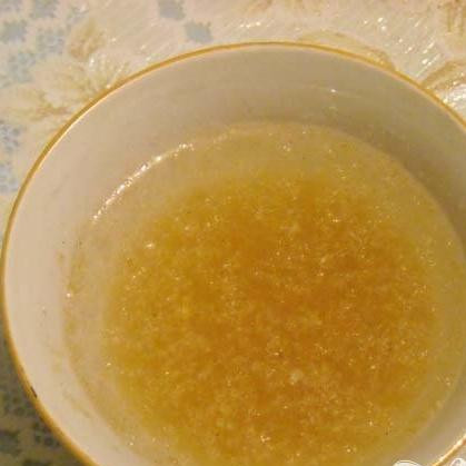 1. Этап. Кофейное желе со взбитыми сливками: 3. В маленькой чашке желатин залить 1 столовой ложкой воды.