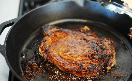 1. Этап. Горячий салат с говядиной: Жарьте говядину на разогретом масле до готовности, по 2-3 минуты с каждой стороны (зависит от толщины мяса).