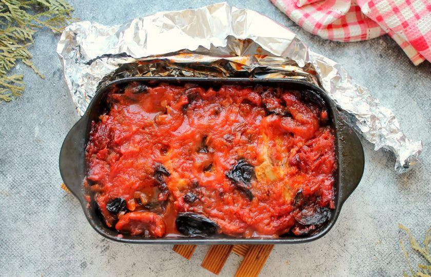 1. Этап. Язык по-кавказски: Закройте форму с языком фольгой и поставьте в горячую духовку, готовьте при температуре 180 градусов в течение 1.5 часа. Готовый язык по-кавказски сразу подавайте к столу.