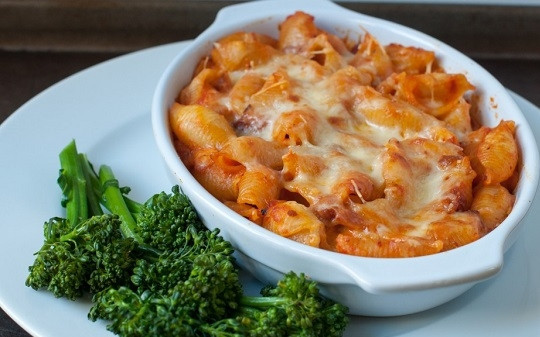 1. Этап. Макаронная запеканка с моцареллой: 7. Вот и все, макаронная запеканка с моцареллой в домашних условиях готова. Подавайте к столу блюдо с овощами. Приятного аппетита!