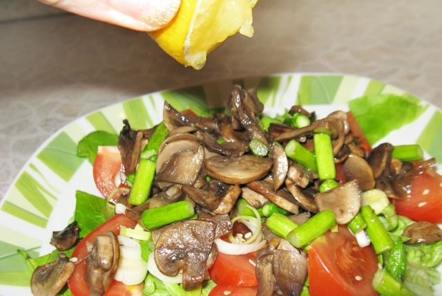 1. Этап. Салат из спаржи с грибами: Грибы и спаржу посолить, поперчить и оставить под крышкой до полного остывания. Затем смешать с салатной основой, заправить лимонным соком и перемешать.