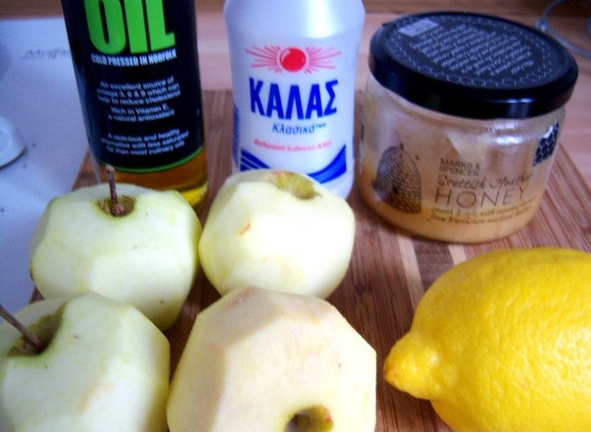 1. Этап. Свинина по-английски: Для начала подготавливаем все необходимые ингредиенты, чтобы они были под рукой. Яблоки очищаем от кожуры и удаляем из них сердцевину.