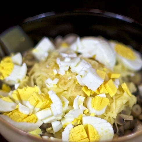 1. Этап. Салат Аншлаг: Яйца, сваренные вкрутую, нарезаем небольшими кубиками и тоже добавляем в салат.