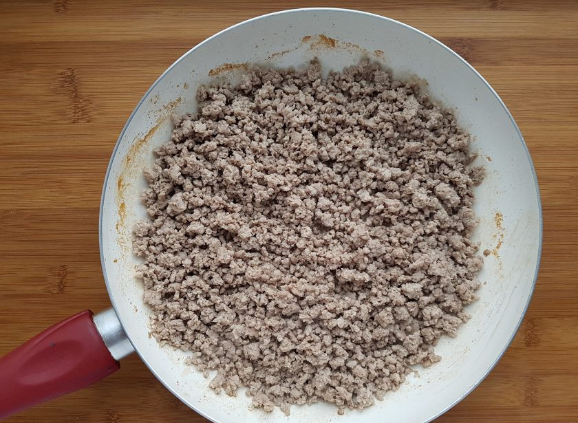 1. Этап. Запеканка по-неаполитански: Фарш обжарьте на растительном масле. Когда жидкость выпущенная мясом выпарится, снимите сковороду с огня.