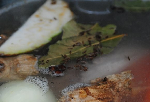 1. Этап. Свиная рулька по-немецки: После уберите пенку, убавьте огонь до минимума. Добавьте в воду имбирь, сельдерей, лавровый лист, морковь, луковицу, тмин, перец. Варите около 2,5 часов.