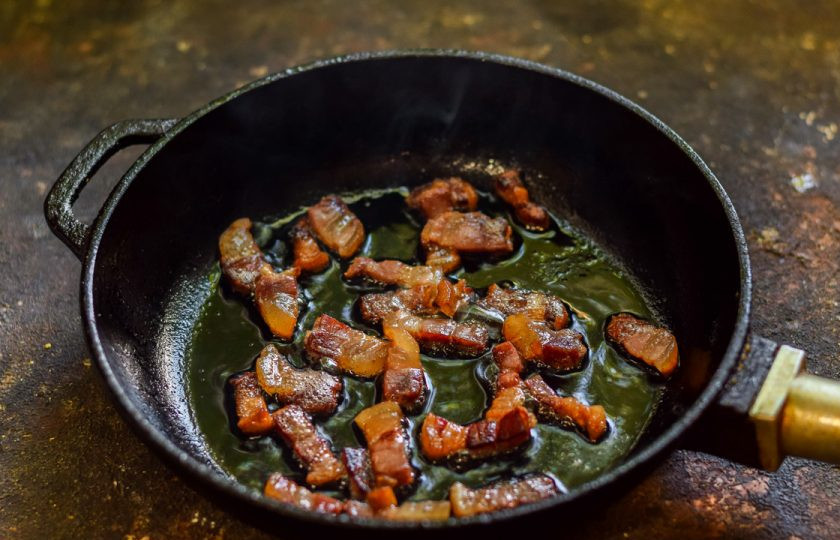 1. Этап. Хашбраун с беконом и сыром: В сковороде прогрейте немного масла, выложите бекон и поджарьте до румяности, после уберите бекон в сторону.