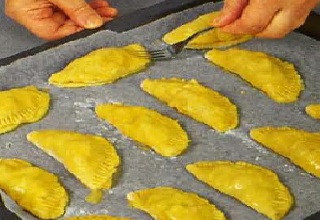 1. Этап. Сочни с яблоками: 3. Закрываем 