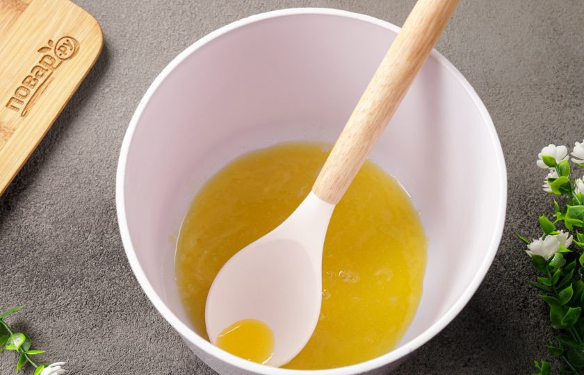 1. Этап. Бисквит в аэрогриле: В глубокой миске соедините желтки и ванилин. Перемешайте.