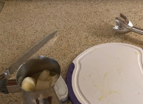 1. Этап. Банановый сок: Наливаем апельсиновый сок в небольшую ёмкость, добавляем нарезанные бананы.