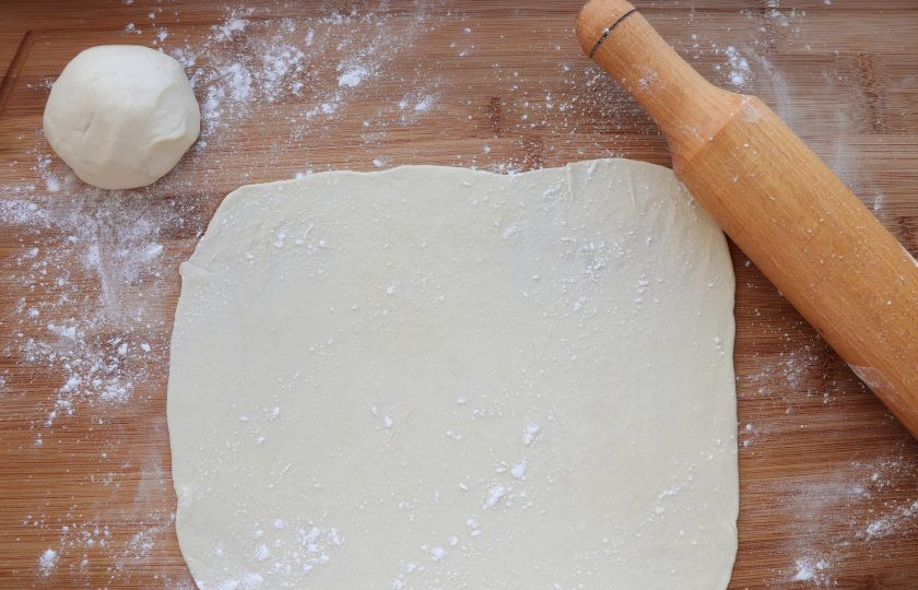 1. Этап. Вытяжное тесто для штруделя: Через час с тестом можно работать. Обычно я делю его на две равные части и выпекаю два штруделя. Тесто нужно сначала тонко раскатать при помощи скалки.