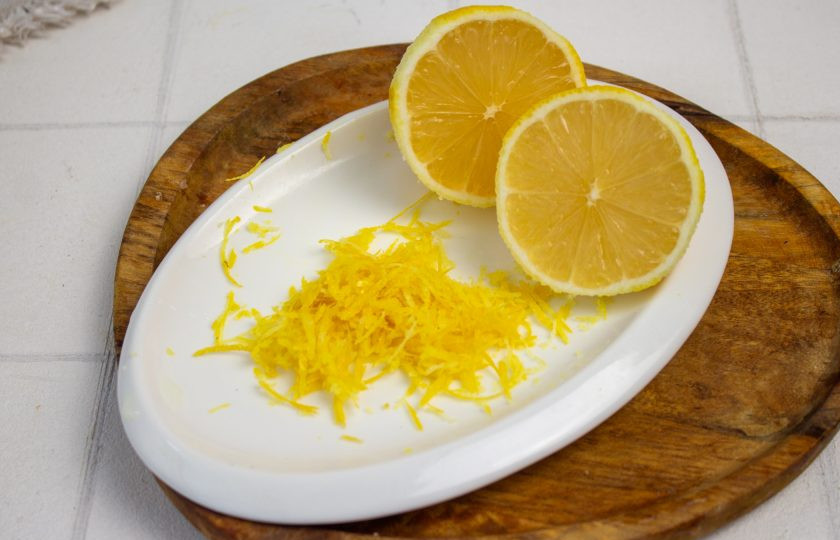 1. Этап. Лимонный чизкейк без выпечки: С одного лимона снимите цедру и выдавите сок.
