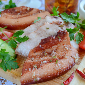 Сало в луковой шелухе