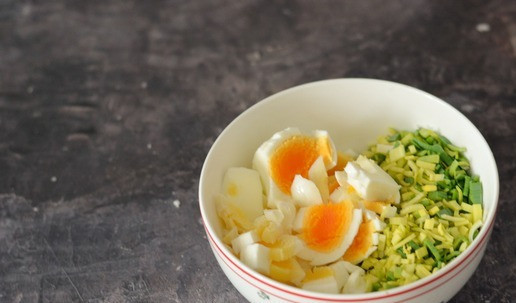 1. Этап. Рулет из утиного фарша с яйцом: А пока займитесь начинкой. Яйца сварите вкрутую, чуть недоварив их. То есть желток должен быть мягким. Я варила яйца 7 минут от момента закипания. Нарубите кубиком яйца и мелко нарежьте зелёную часть лука порея. Перемешайте. Солить начинку не нужно. Вместо зелёной части лука порея в начинке можно использовать зелёный лук.