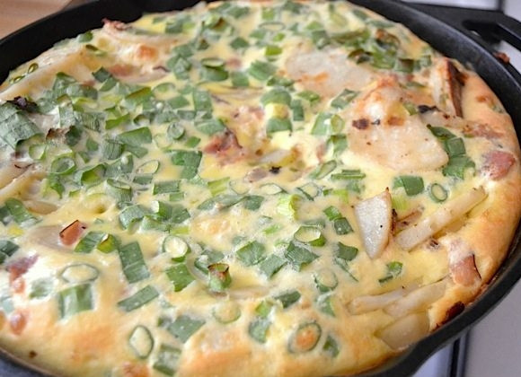 1. Этап. Фриттата с ветчиной и картофелем: 7. Поместите сковороду в заранее разогретую до 200 градусов духовку и выпекайте в течение 20 минут.