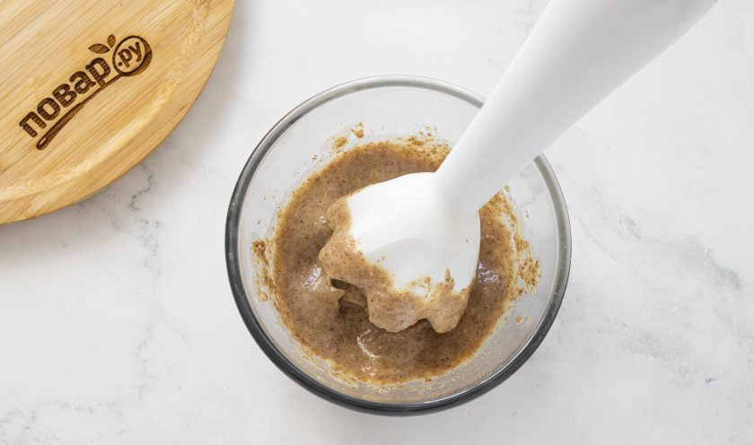 1. Этап. Полезные сухие хлопья: Блендером взбейте льняные семечки вместе с бананом.