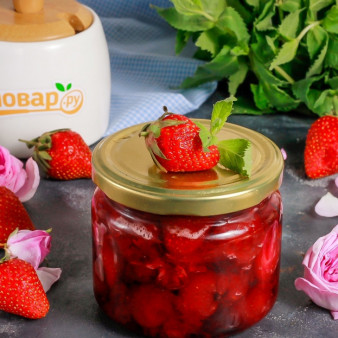 Варенье из клубники с лепестками роз