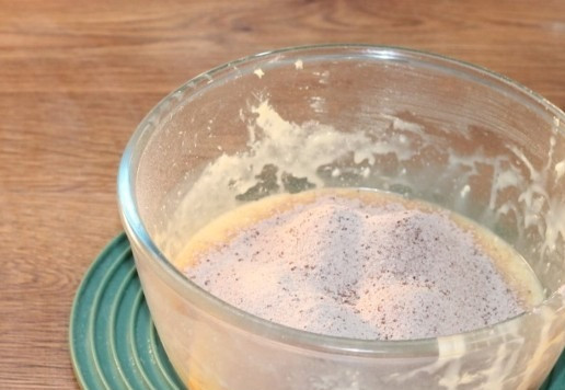 1. Этап. Шоколадное печенье с черешней на сгущенке: 6. Просеиваем в жидкую смесь мучную (1/2 ч.). Всыпаем разрыхлитель теста (1 ч. л.). Перемешиваем в начале венчиком.