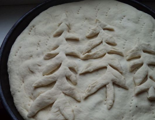 1. Этап. Сибирский рыбный пирог: 8. Закрываем вторым слоем теста и украшаем пирог по желанию. Отправляем в разогретую до 190 градусов духовку на 1 час. Во время запекания пирога нужно следить за ним и проверить через 40 минут его готовность.