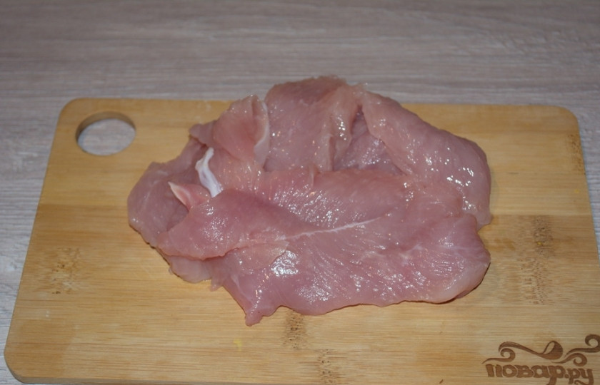 1. Этап. Мясо по-французски из куриного филе: Куриное филе нарезаем на пластины. Каждую пласнину отбиваем молоточком для мяса. Бейте не очень сильно, чтобы мясо не порвалось. Посолите и поперчите.