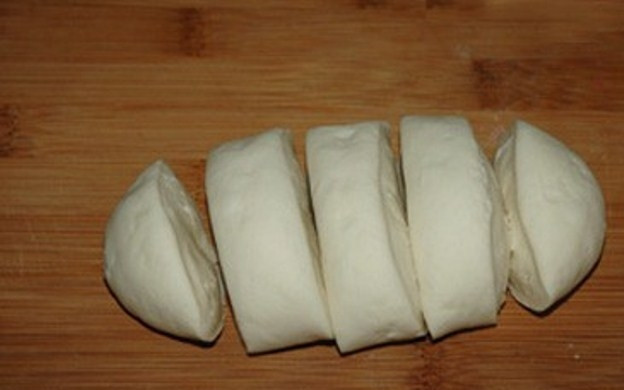 1. Этап. Паровые булочки по-вьетнамски: Основную часть теста разделите на 5 частей примерно одинакового размера.