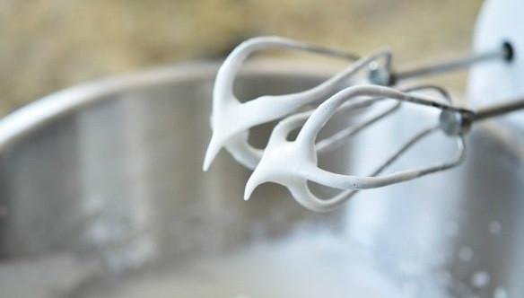 1. Этап. Тирамису классический итальянский: 1. В сухой и чистой миске взбейте куриные белки с 3 чайными ложками сахара до образования устойчивых пиков.