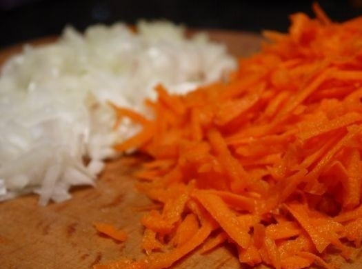 1. Этап. Салат с грибами, курицей: 2. Поставьте варить куриное филе и яйца. Лук очистите и измельчите. Морковь вымойте, очистите и натрите на терке.