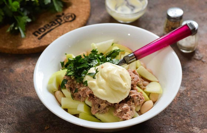 1. Этап. Салат с тунцом, яблоком и фасолью: Заправьте салат майонезом, добавьте соль и перец, нарезанную зелень. Перемешайте все и подавайте салат к столу.