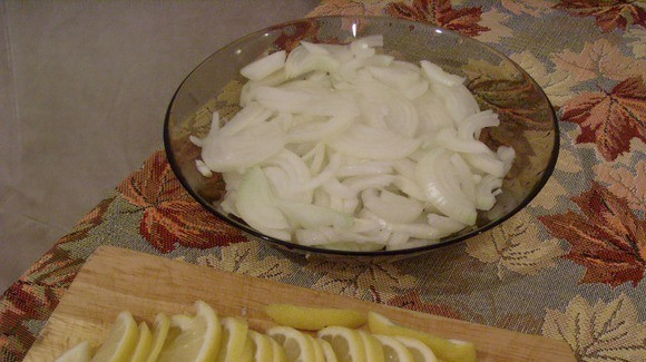 1. Этап. Стерлядь в фольге в духовке: Лук и лимон порежьте.